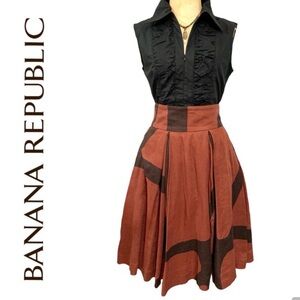 BANANA REPUBLIC fit and flare skirt in rust brown w/black graphic design- 6